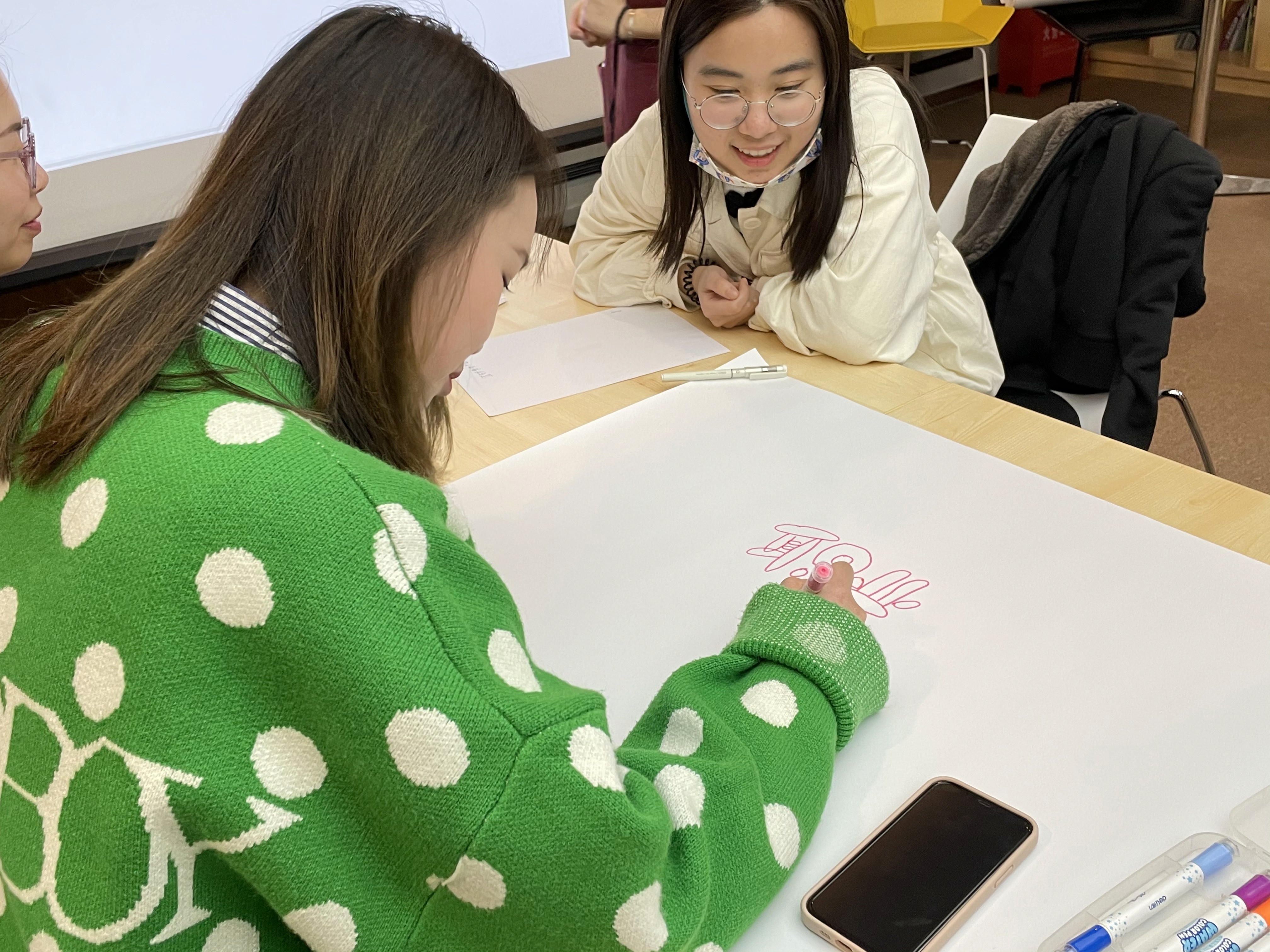 人正在绘制思维导图