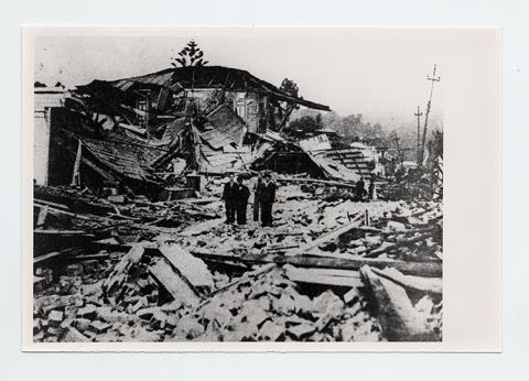 Personas en medios de las ruinas que dejó el terremoto de Chillán.