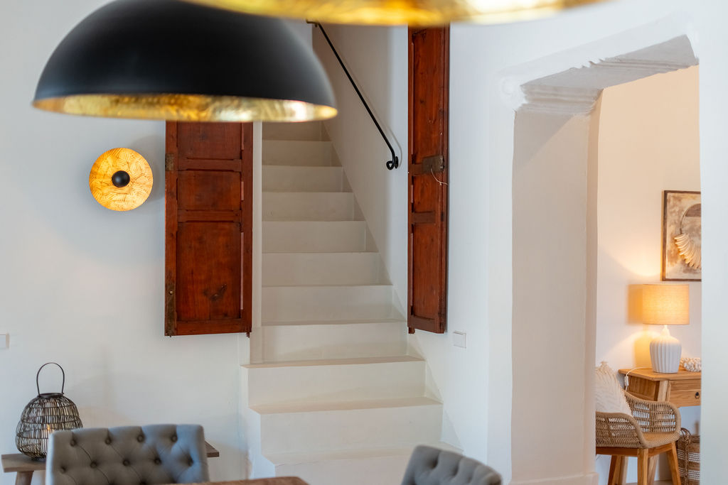 Flur der Finca in Felanitx mit Treppe, Naturmaterialien und zurückhaltendem Interior Design