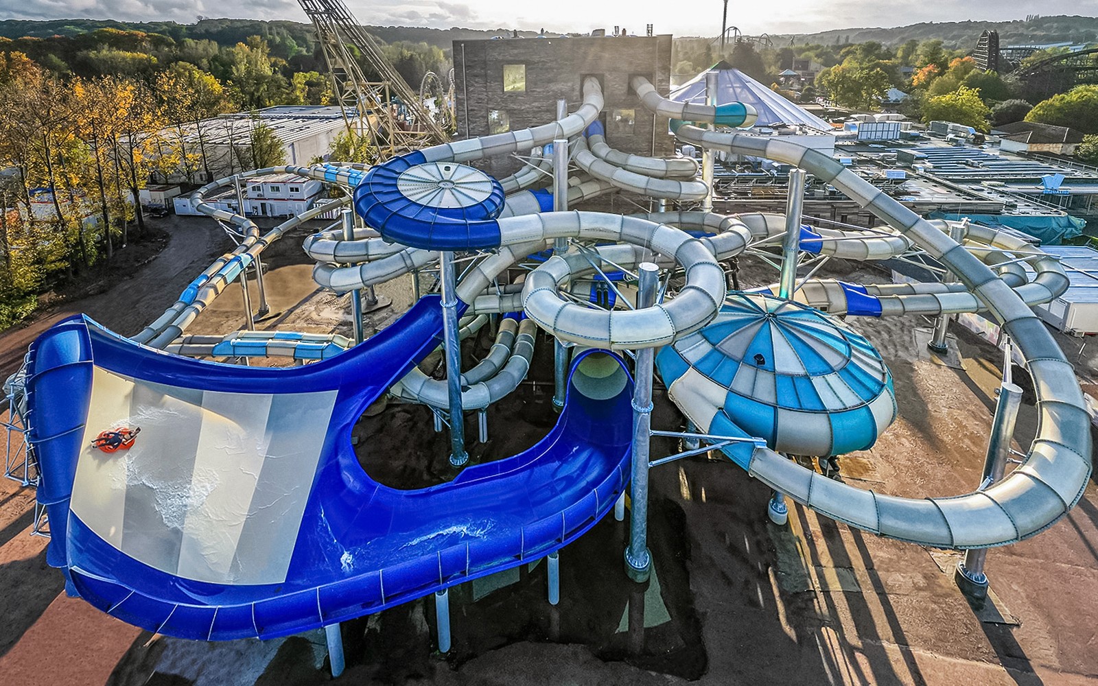 Turisták élvezik a csúszdákat az Aqualibi parkban.