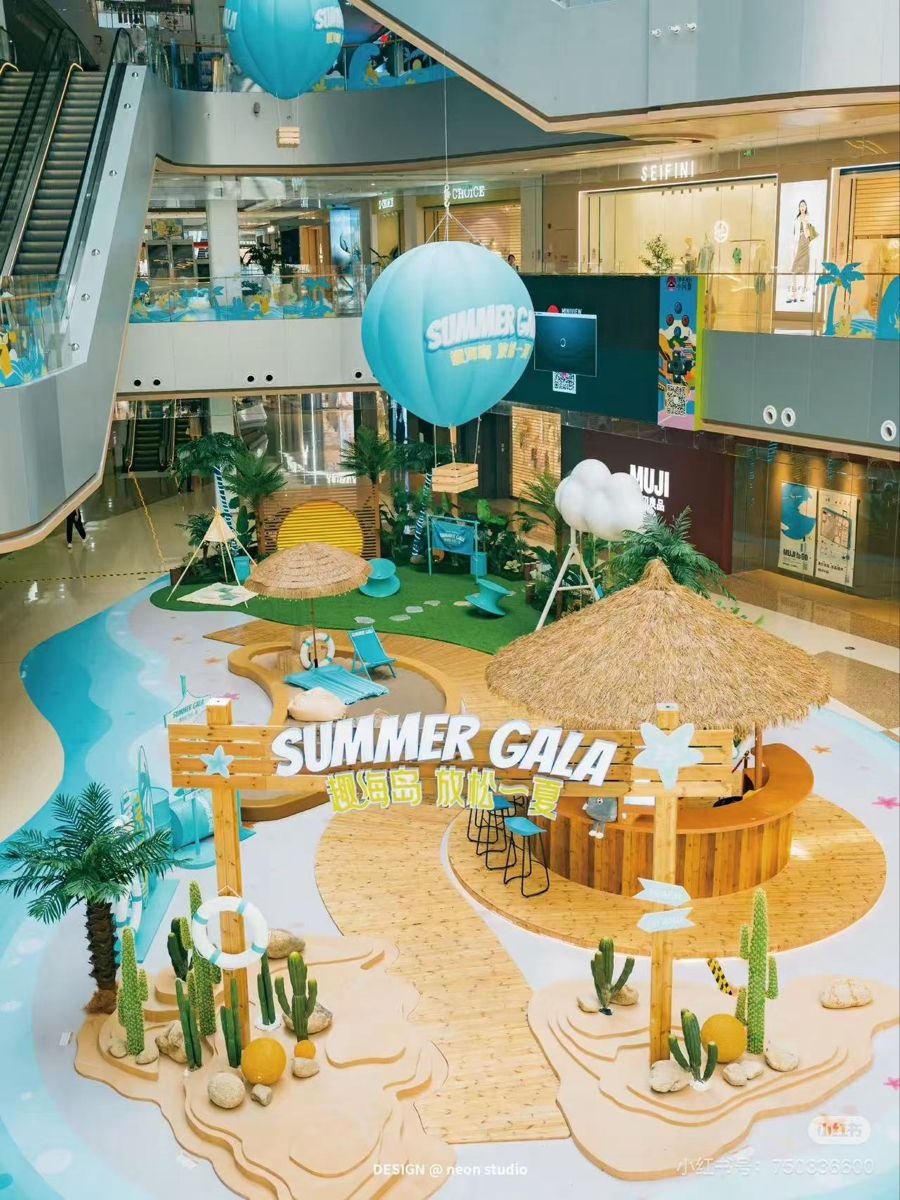 BrandingWorks 城堡造型戶外遊樂場設計，配備黃灰色滑梯及專業防撞安全地墊。