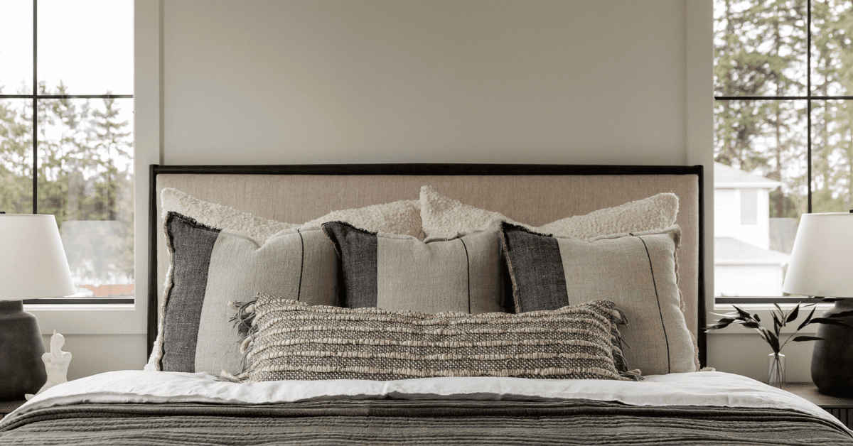 We’re so excited to share details from The Woodinville House: Guest Bedroom –– one of our favorite interior design + professional organizing projects in Woodinville, WA.