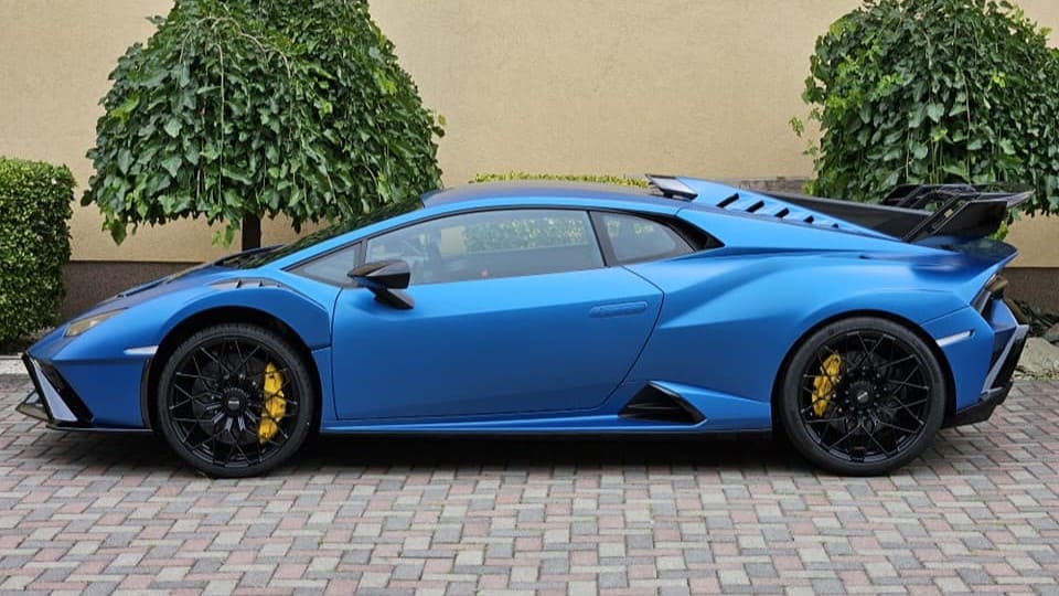 Kék Lamborghini Huracán színes fóliával, amely dinamikus és sportos megjelenést kölcsönöz az autónak.