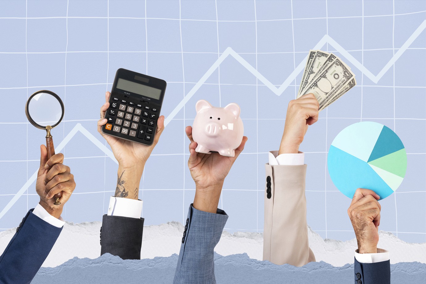 Mãos levantadas segurando lupa, calculadora, cofre em formato de porquinho, notas de dinheiro e gráfico em pizza, simbolizando economia de recursos e gestão financeira eficiente na administração pública.”