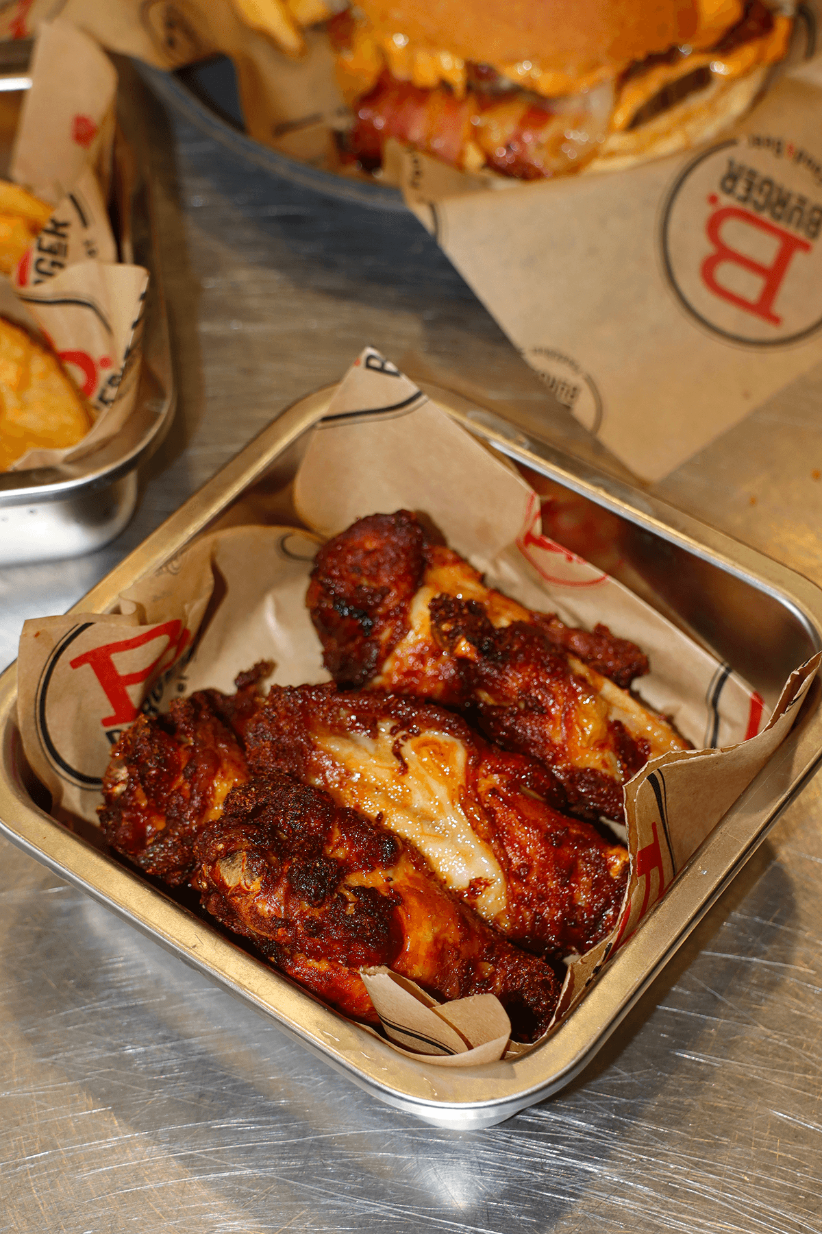 Immagine per e-commerce IGI AMA creata da Aura Studio di Genova: fotografia pulita e post-produzione precisa per mostrare lo stile giovane e indie del brand.