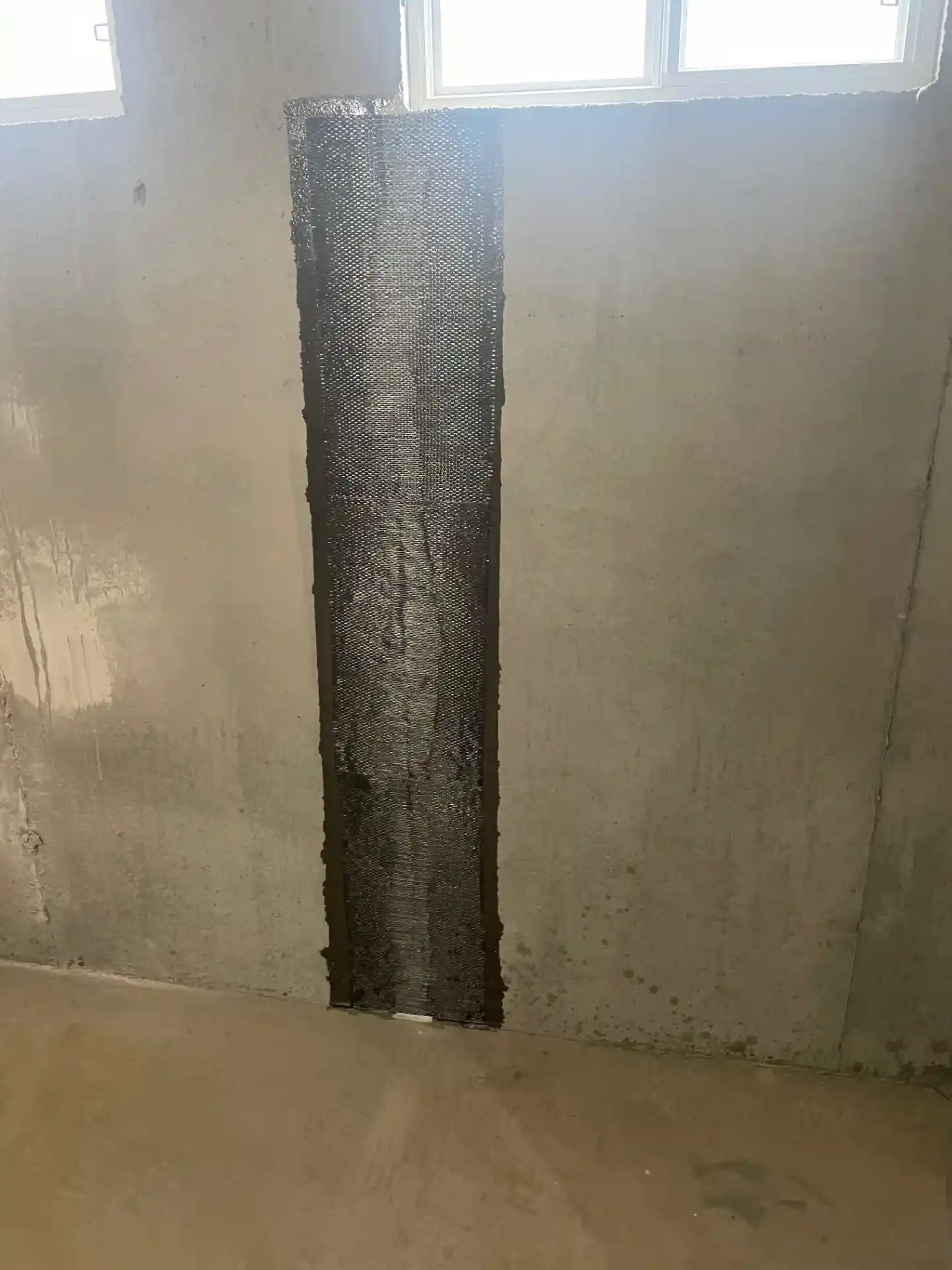 Bande murale verticale en fibre de carbone Fib-R-Wall pour réparer un mur de sous-sol