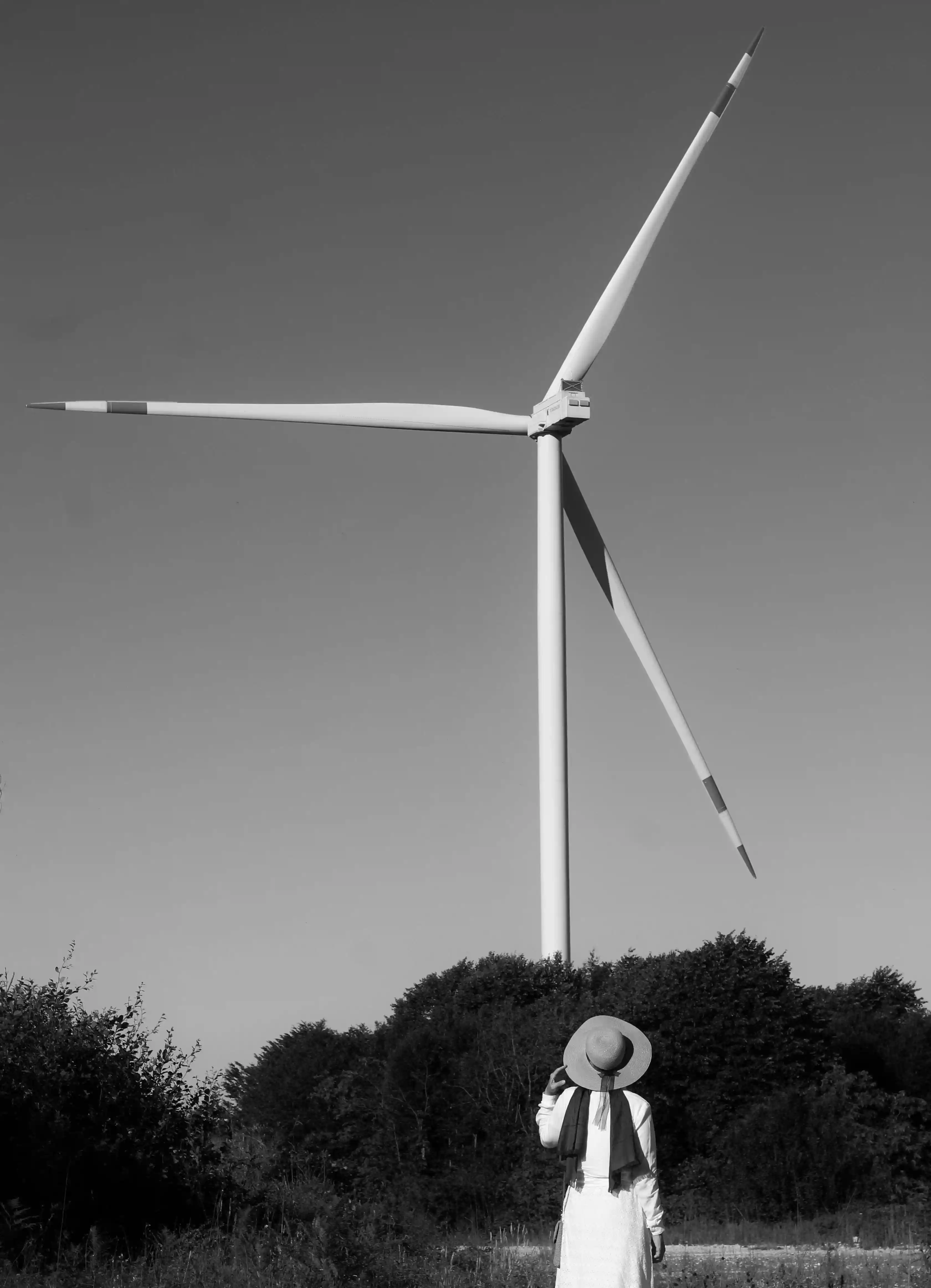 Person looking to a wind tower