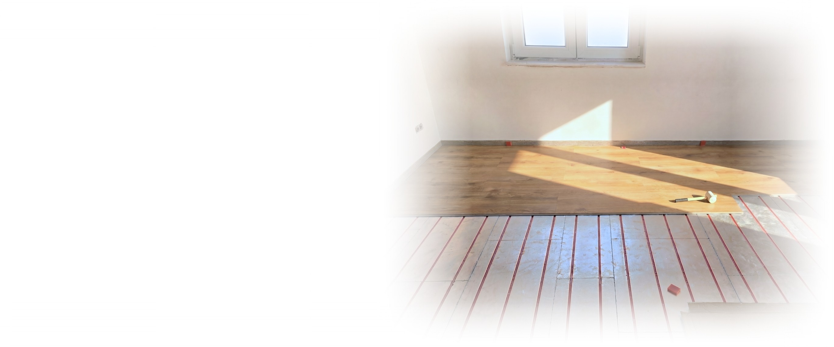 Header Bild für Desktop Version mit einem Baby und einer Auflistung verschiedener Merkmale unserer Fußbodenheizung.