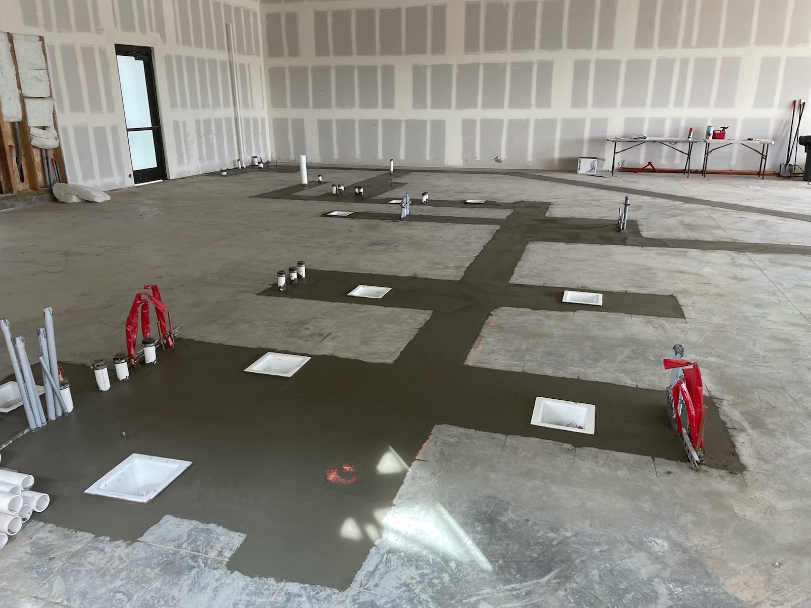 Construcción de zanjas rellenadas con concreto