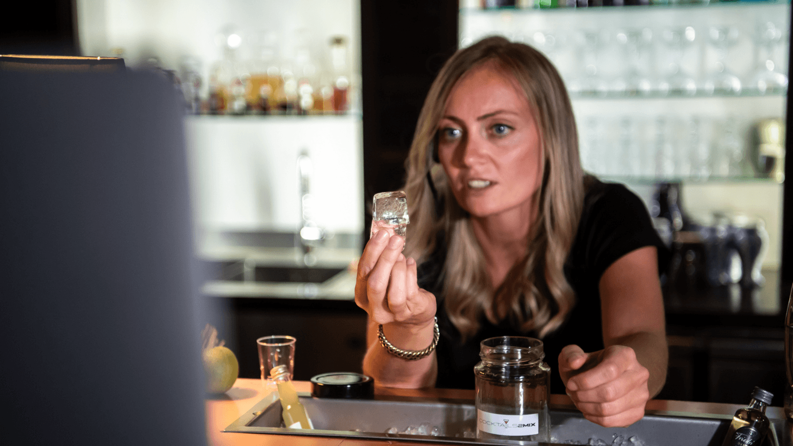 Online Cocktail und Pasta-Workshop – Barkeeper erklärt Eiswürfel-Qualität für perfekte Drinks im virtuellen Event.