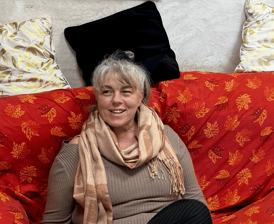 Masaje relajante realizado en un ambiente tranquilo