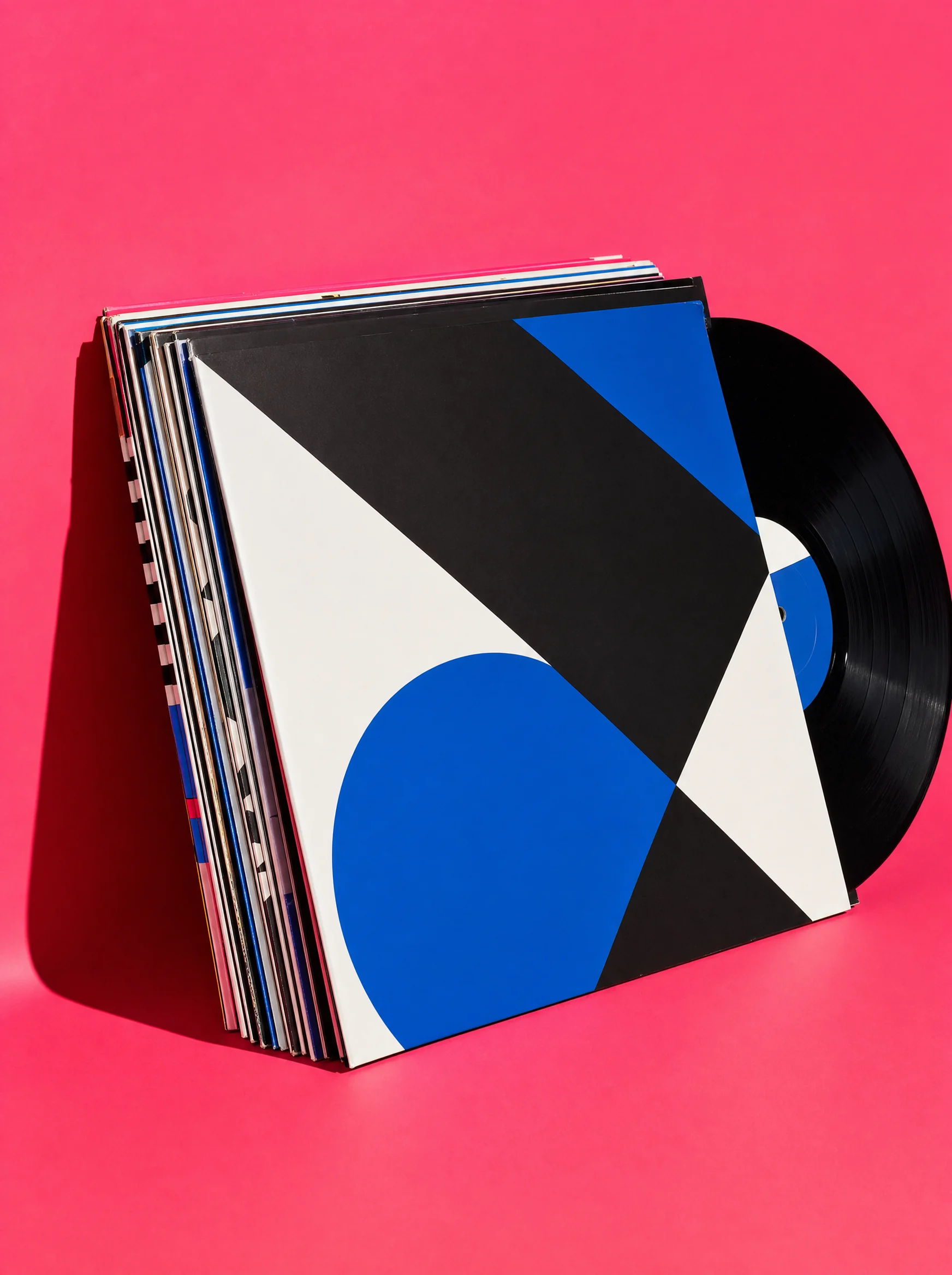 Record sleeves with blue and black shapes on a pink background, Nachtvlinder