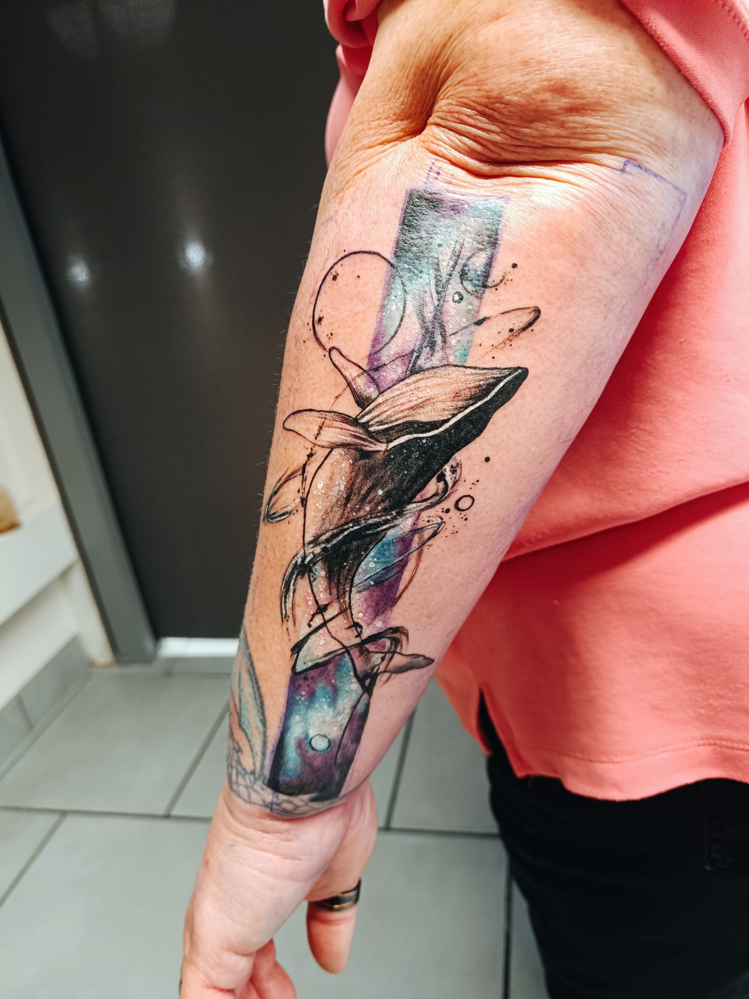 tatouage baleine avant bras