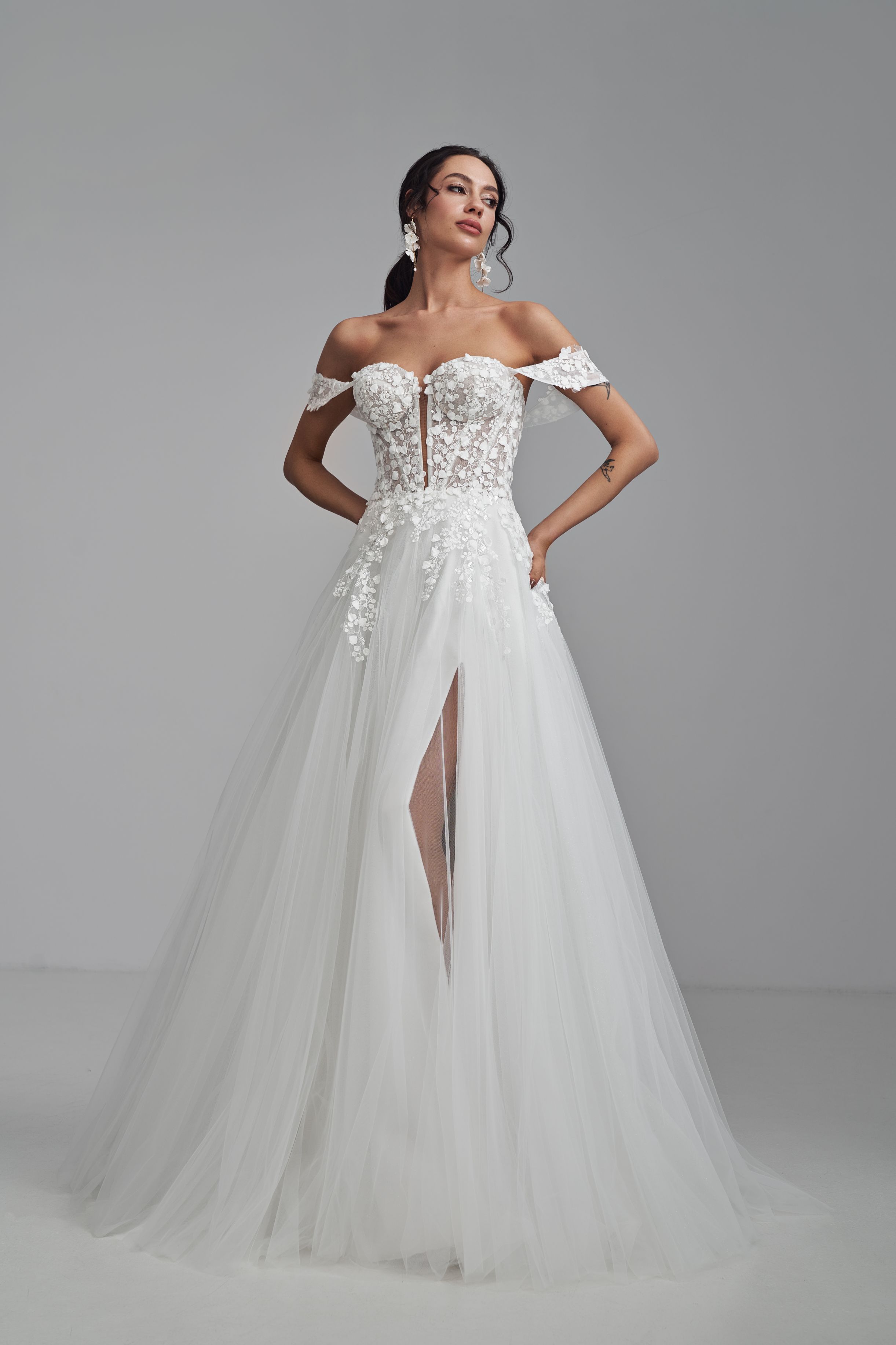 Modernes Brautkleid mit Off-Shoulder-Trägern und Beinschlitz – Brautmode 2026 Trends