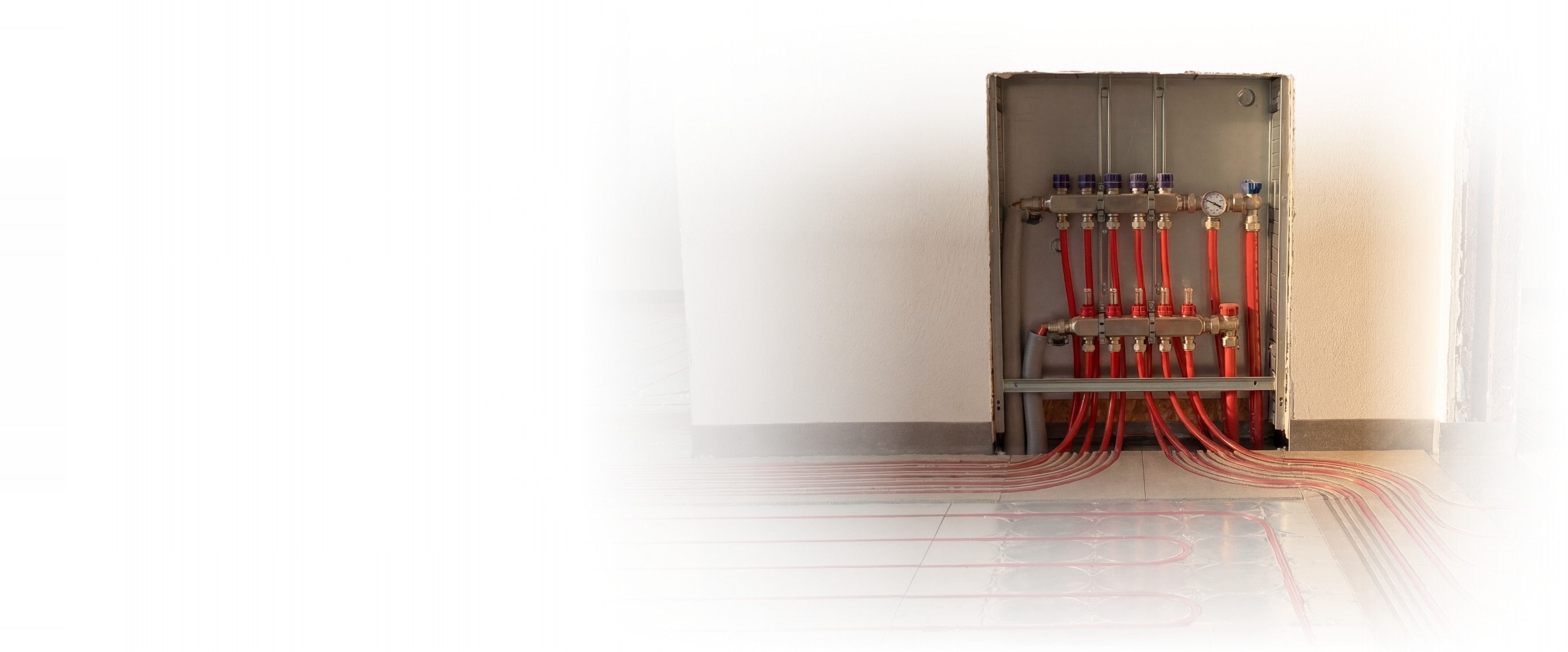 Header Bild für Desktop Version mit einem Baby und einer Auflistung verschiedener Merkmale unserer Fußbodenheizung.