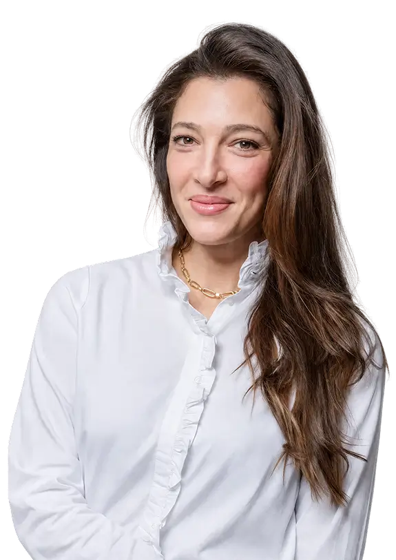 Portrait souriant de Maître Shérazade Trabelsi Chouli, avocate fondatrice du cabinet STC Avocat.
