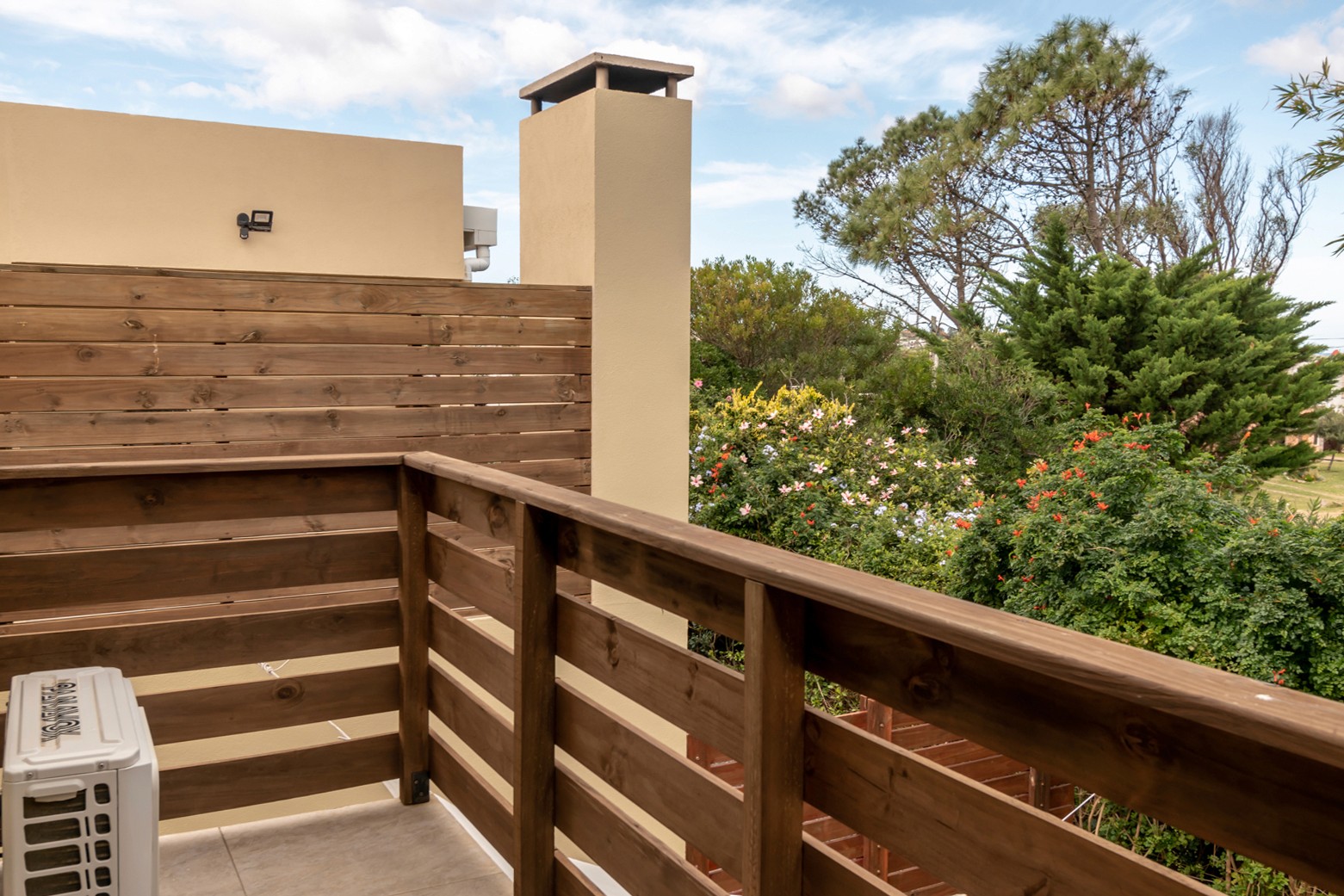 Terraza/balcón de Casa Gaviotas con vistas al jardín - espacio exterior ideal para relajarse y disfrutar del paisaje.