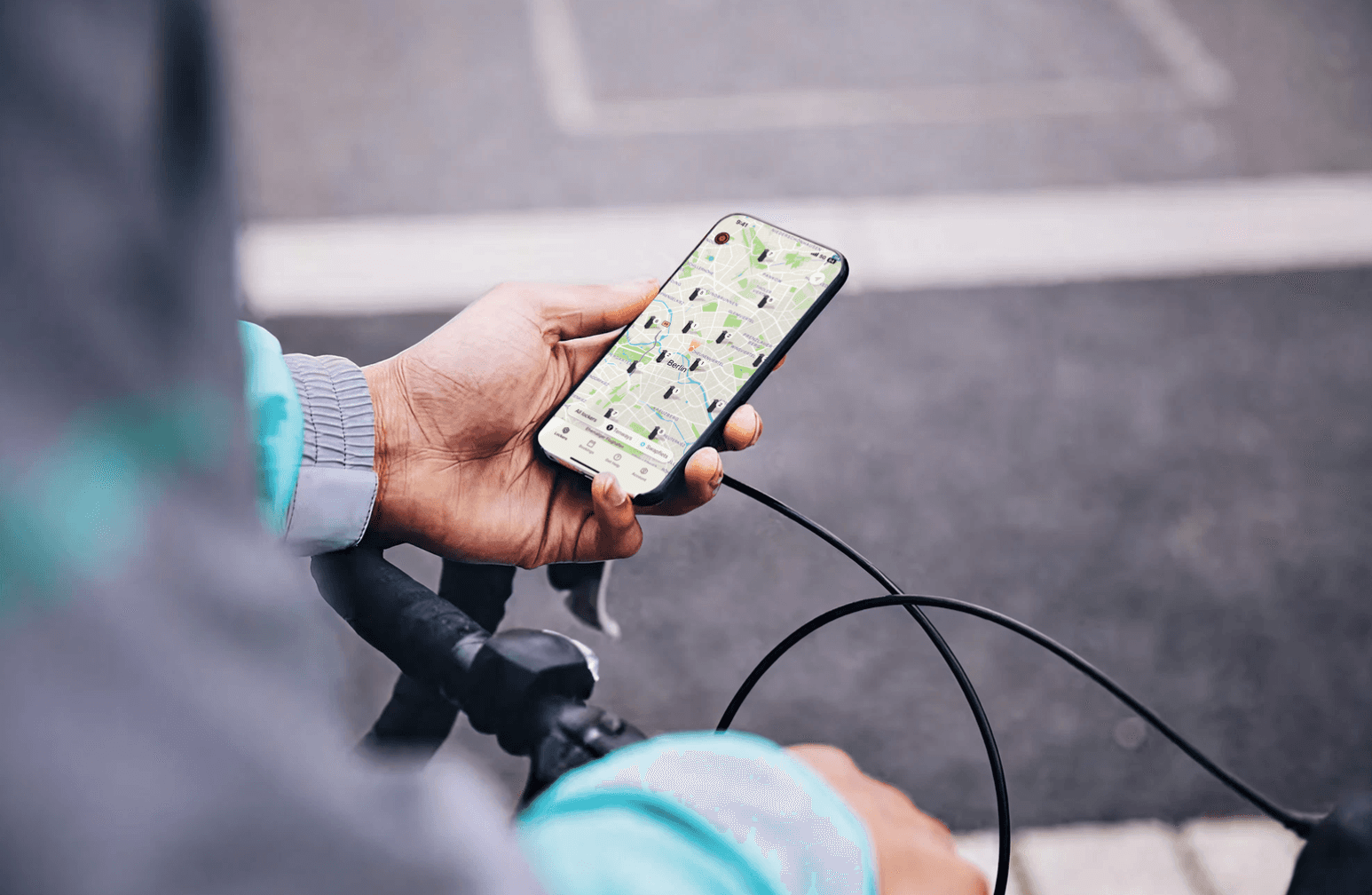 E-bike courier using the SmartSwapping app to find a battery swapping station in Berlin.