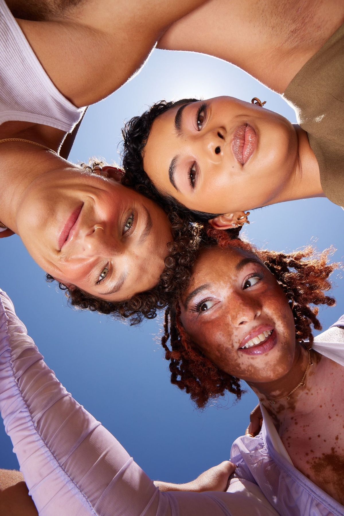 gruppo di viaggiatori sorridenti