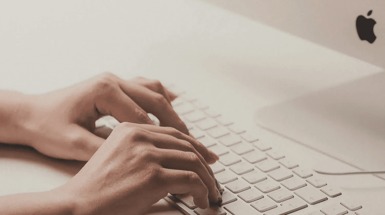 Une personne entrain de taper sur un clavier d'ordinateur