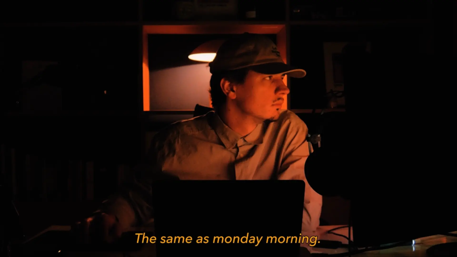 Max Kinzel beim Videoschnitt am Schreibtisch in dunkler, ruhiger Arbeitsumgebung