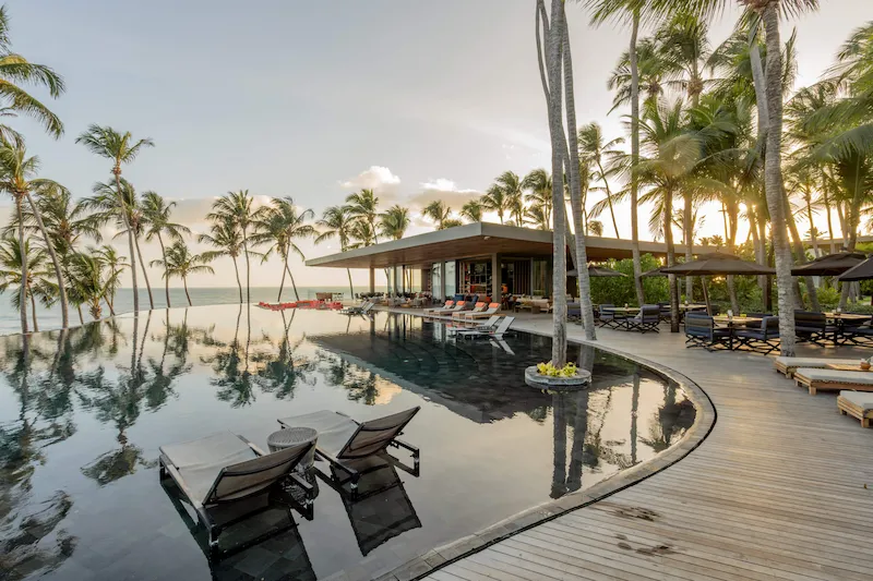 Piscina de borda infinita com vista para o mar no Carmel Taíba no Ceará