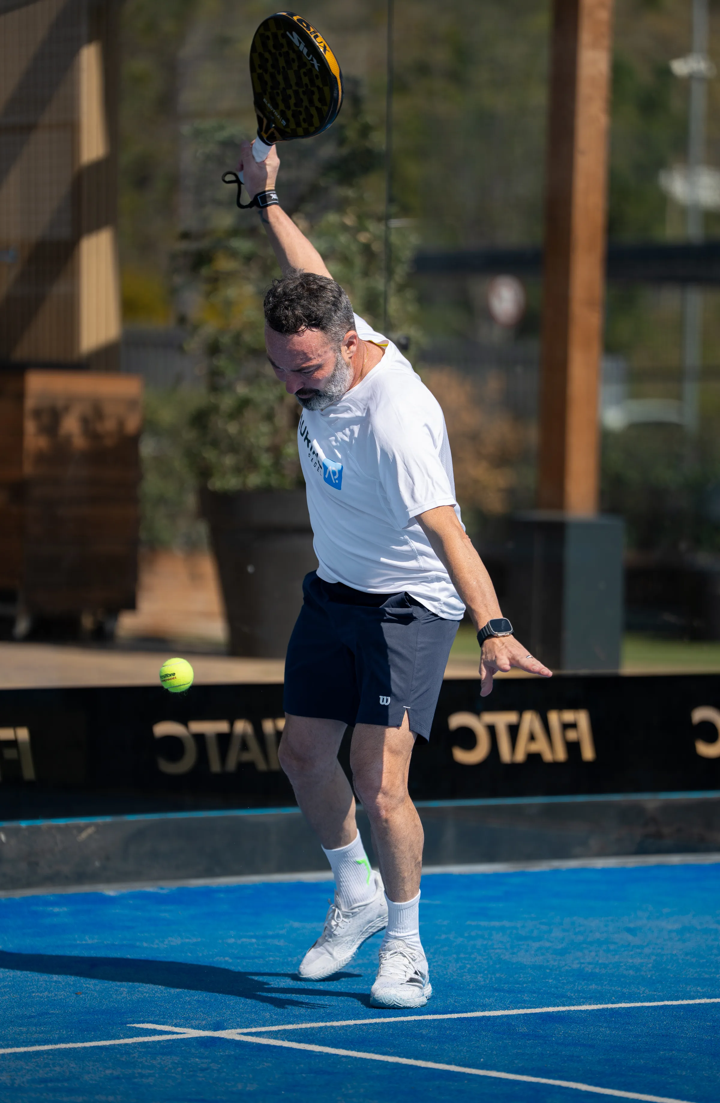 Jugador atacando en la red en Aurial Padel Cornellà 25 marzo 2026, fotografía de Nolan Pardo