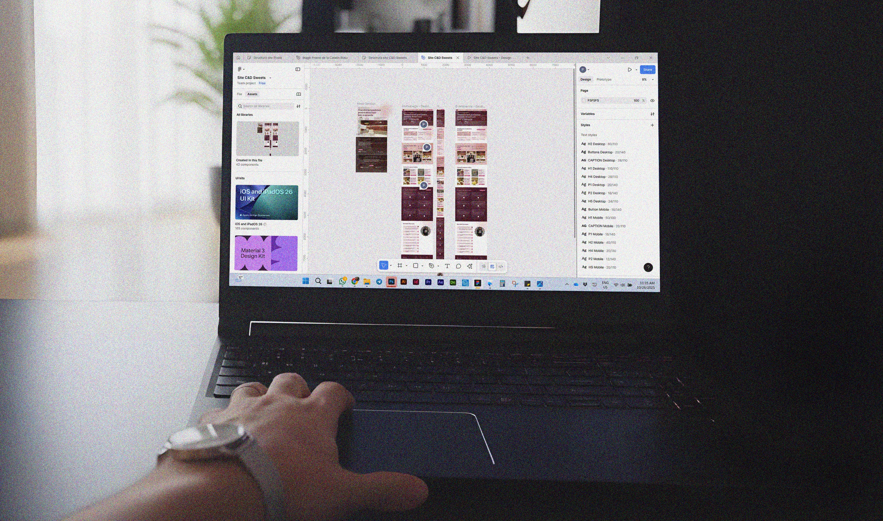 Pixel Vali lucrează la designul unui site pe laptop, în etapa de implementare.