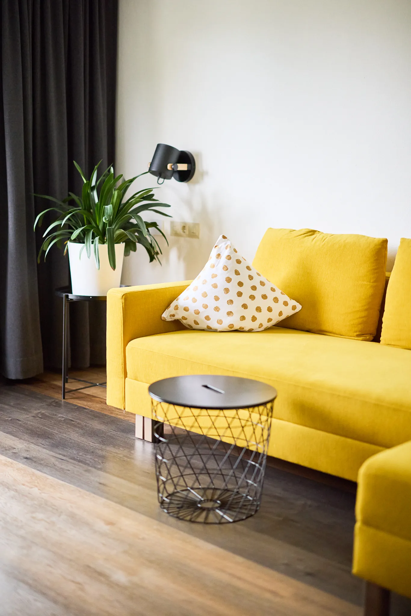 Gelbe Couch im Marigold