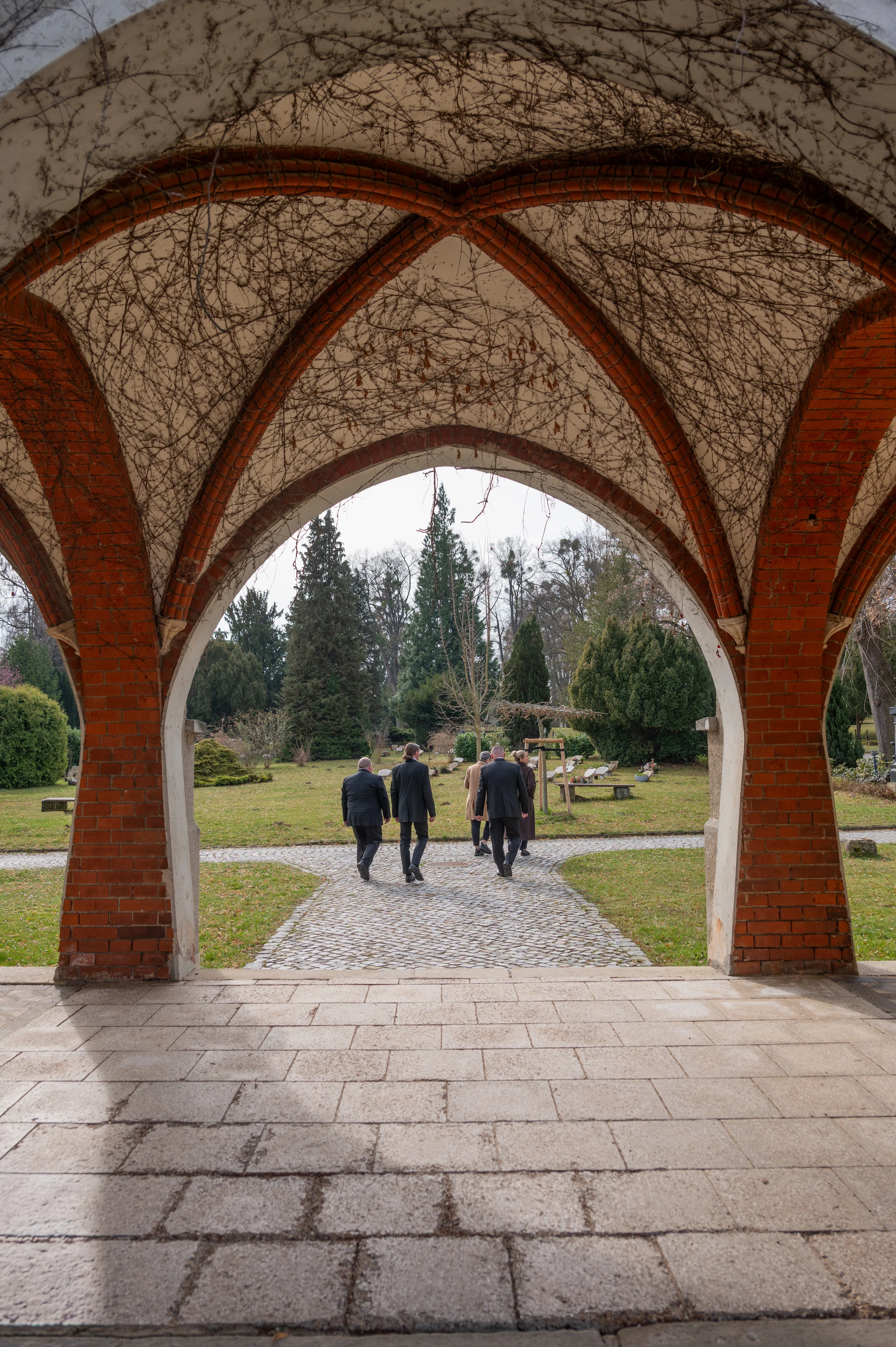 Das Team Rauschenbach läuft über den Friedhof Naumburg