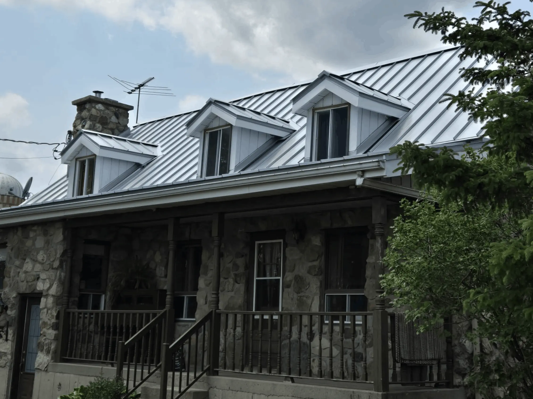 Installation toiture acier Saint-Jérôme - équipe certifiée