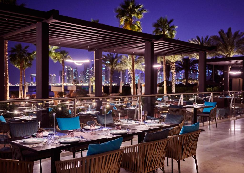 intercontinental hotel doha qatar llighting by tawridat al hadaf