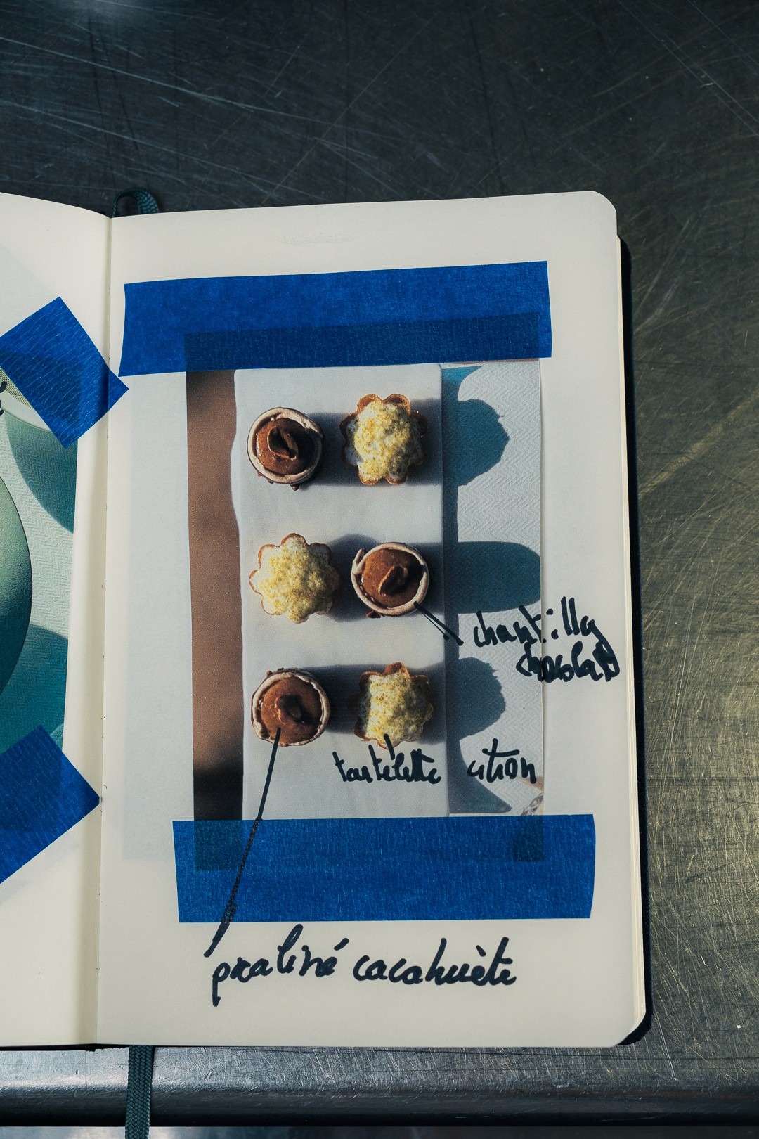 Page de carnet avec photo annotée de mini tartes au praliné et chocolat.