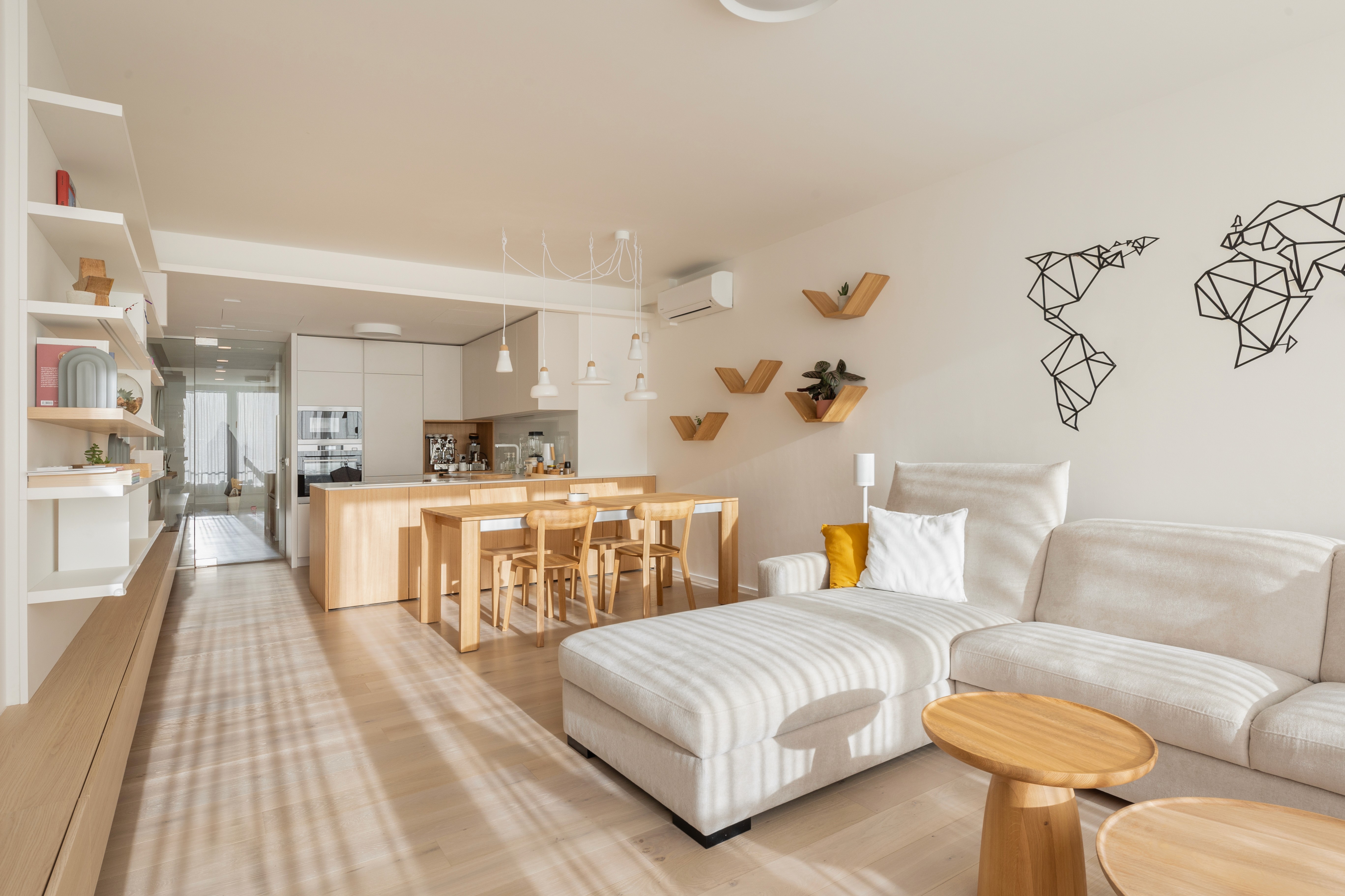 Lorem ipsum dolor sit amet, consectetur adipiscing elit. Mauris a imperdiet sem. Duis sodales eleifend ultrices. Curabitur congue aliquet velit nec iaculis.