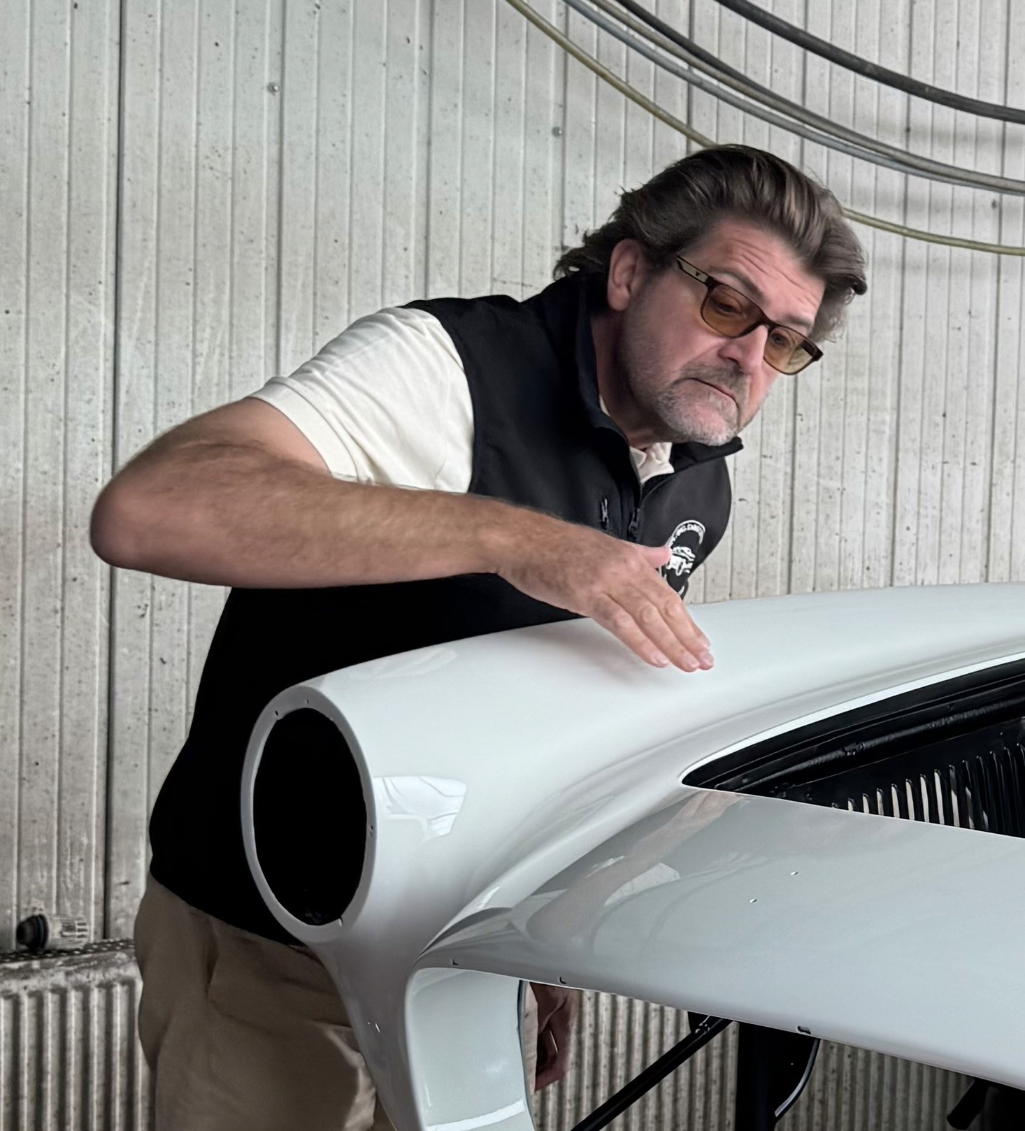 Begutachtung einer Maserati-Karosserie vor der Montage