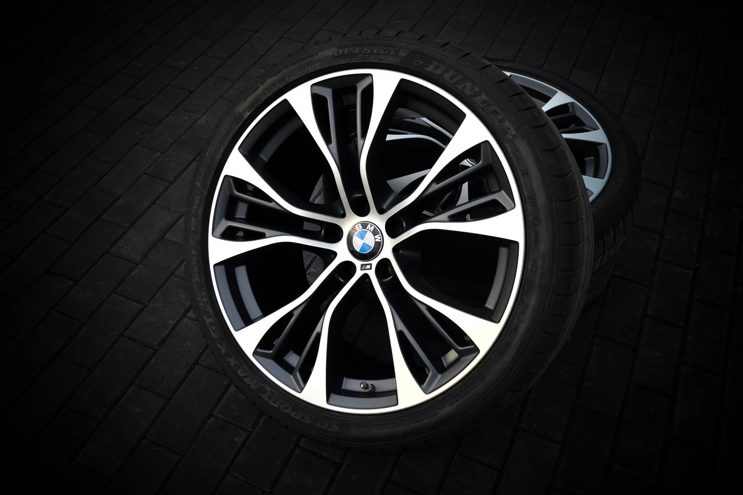 BMW-Felge mit geschwungenen Doppelspeichen und kontrastreicher glanzgedrehter Front bei AT Plus.