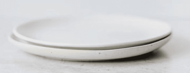 Assiette en céramique faite à la plaque, avec un marli relevé