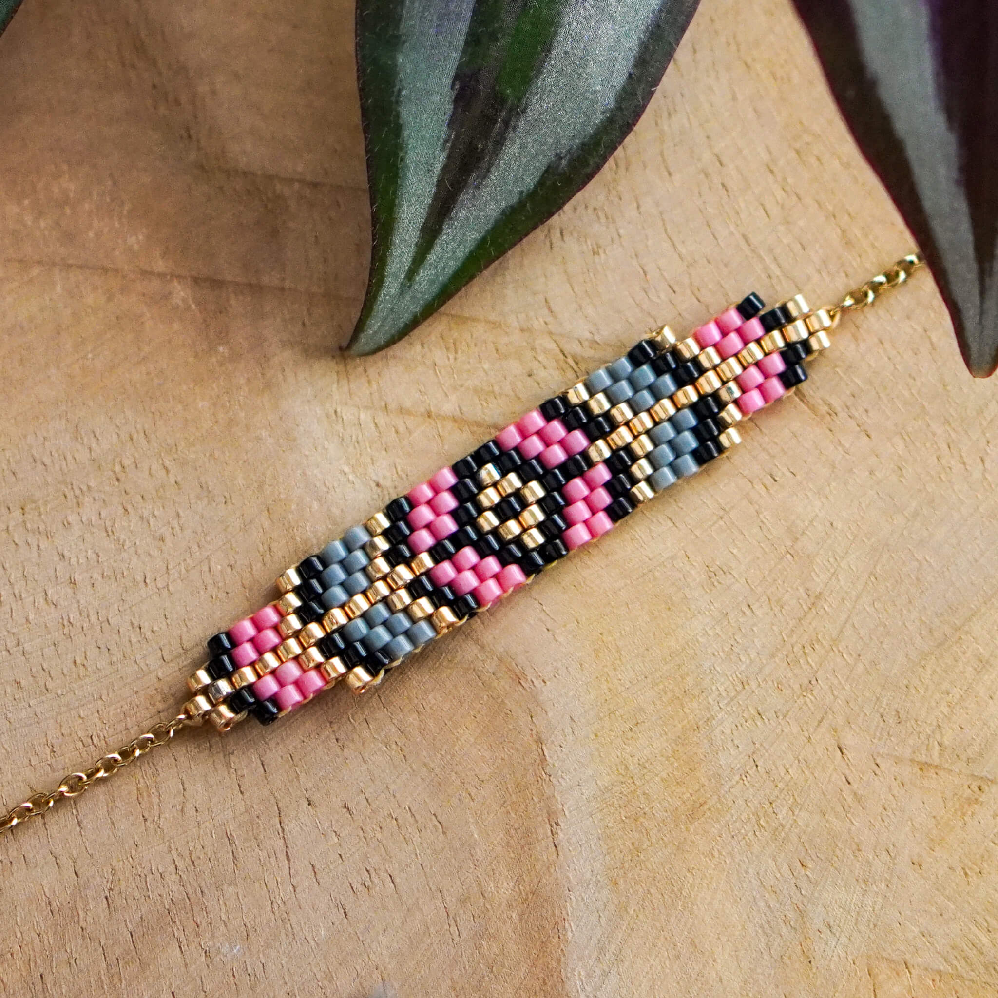 Delikatna bransoletka Prism Rose minimalistyczna biżuteria autorska do codziennych stylizacji.