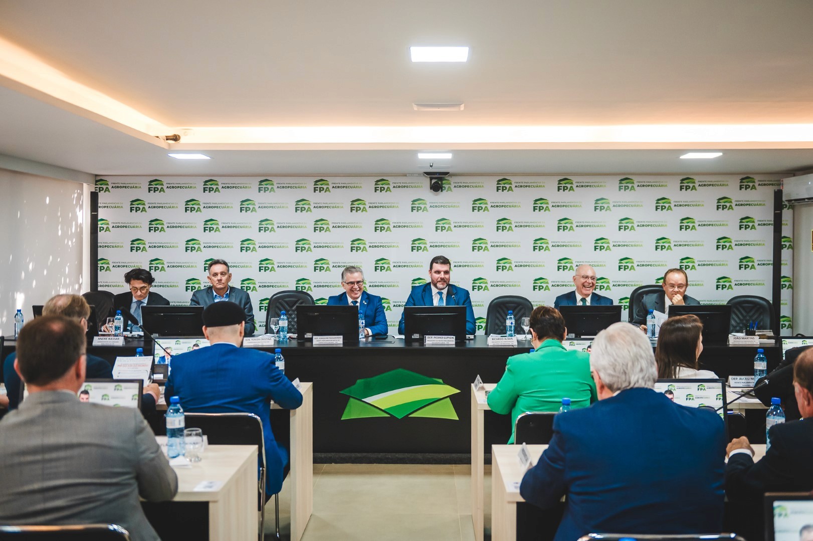 Bancada da FPA com integrantes da FPE