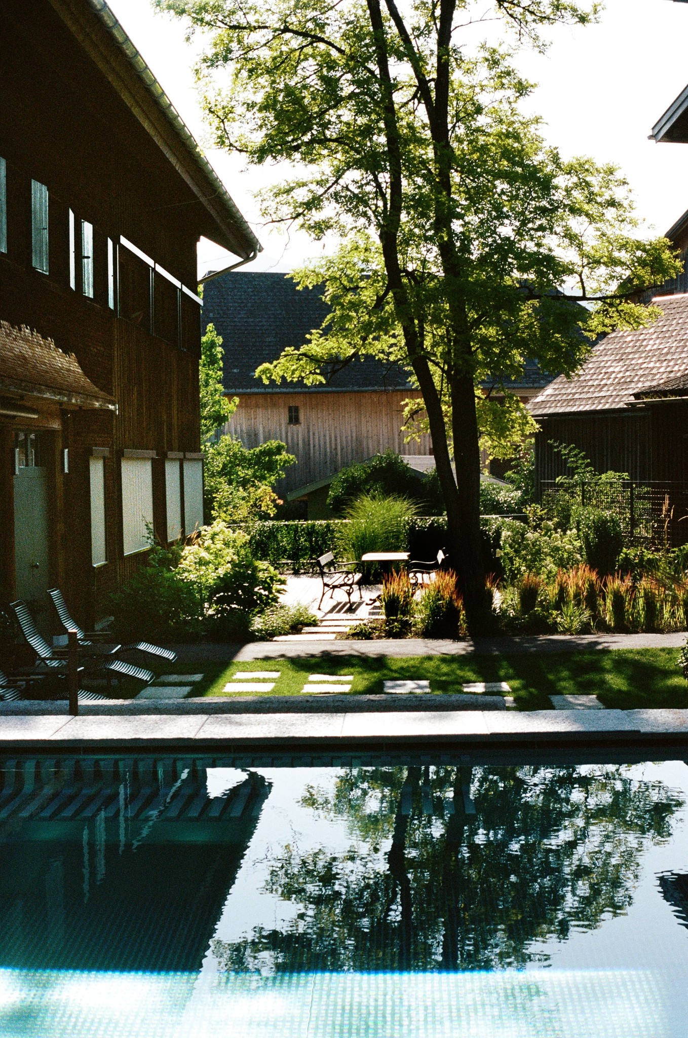 Einladender Spa-Bereich im Hotel Hirschen Schwarzenberg mit Blick ins Grüne