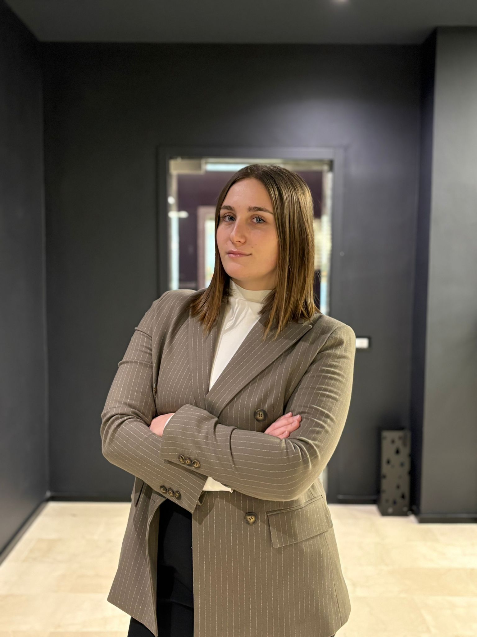 man in black crew-neck shirt