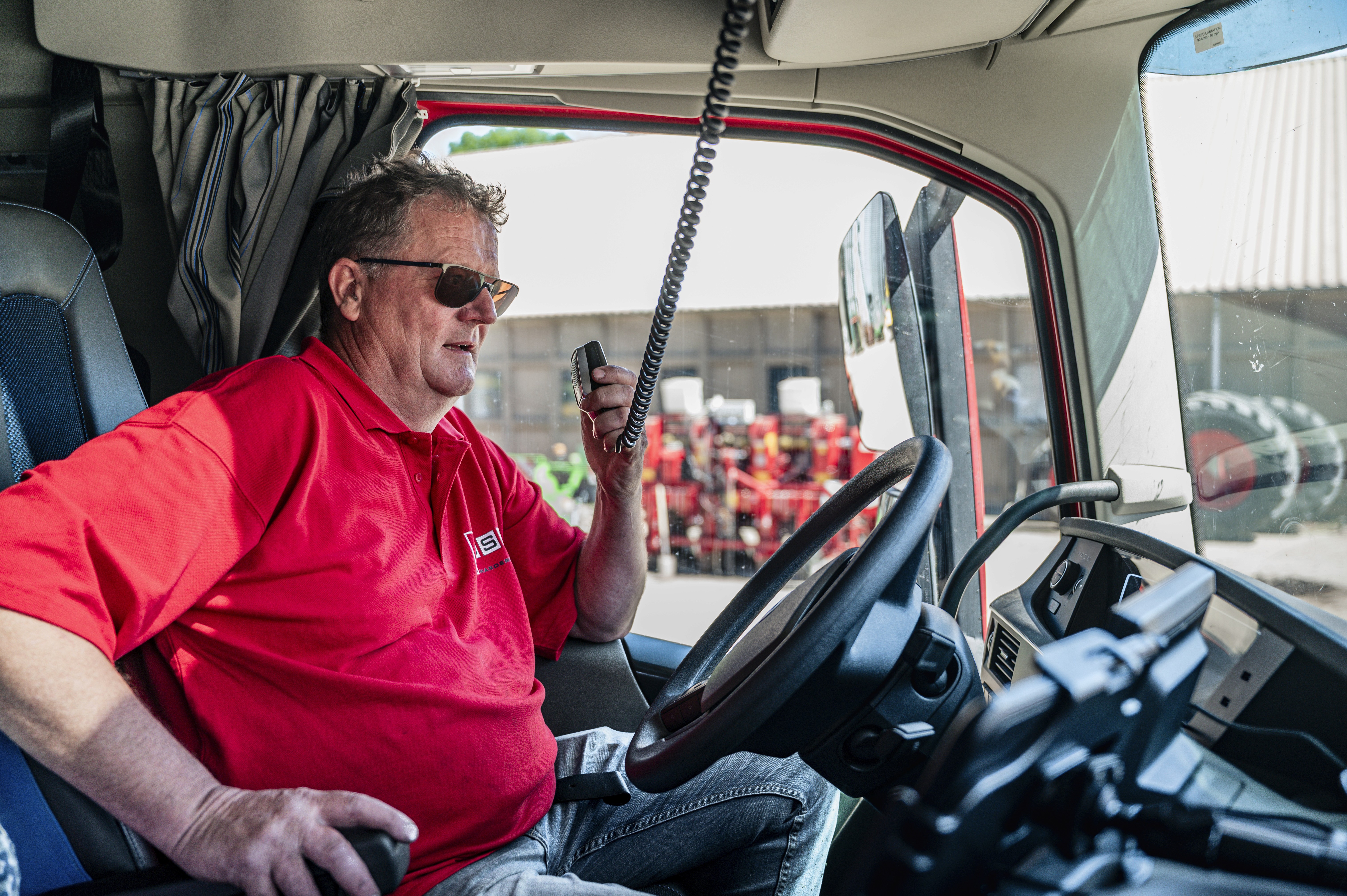 Chauffeur in vrachtwagen Post Handel en Transport