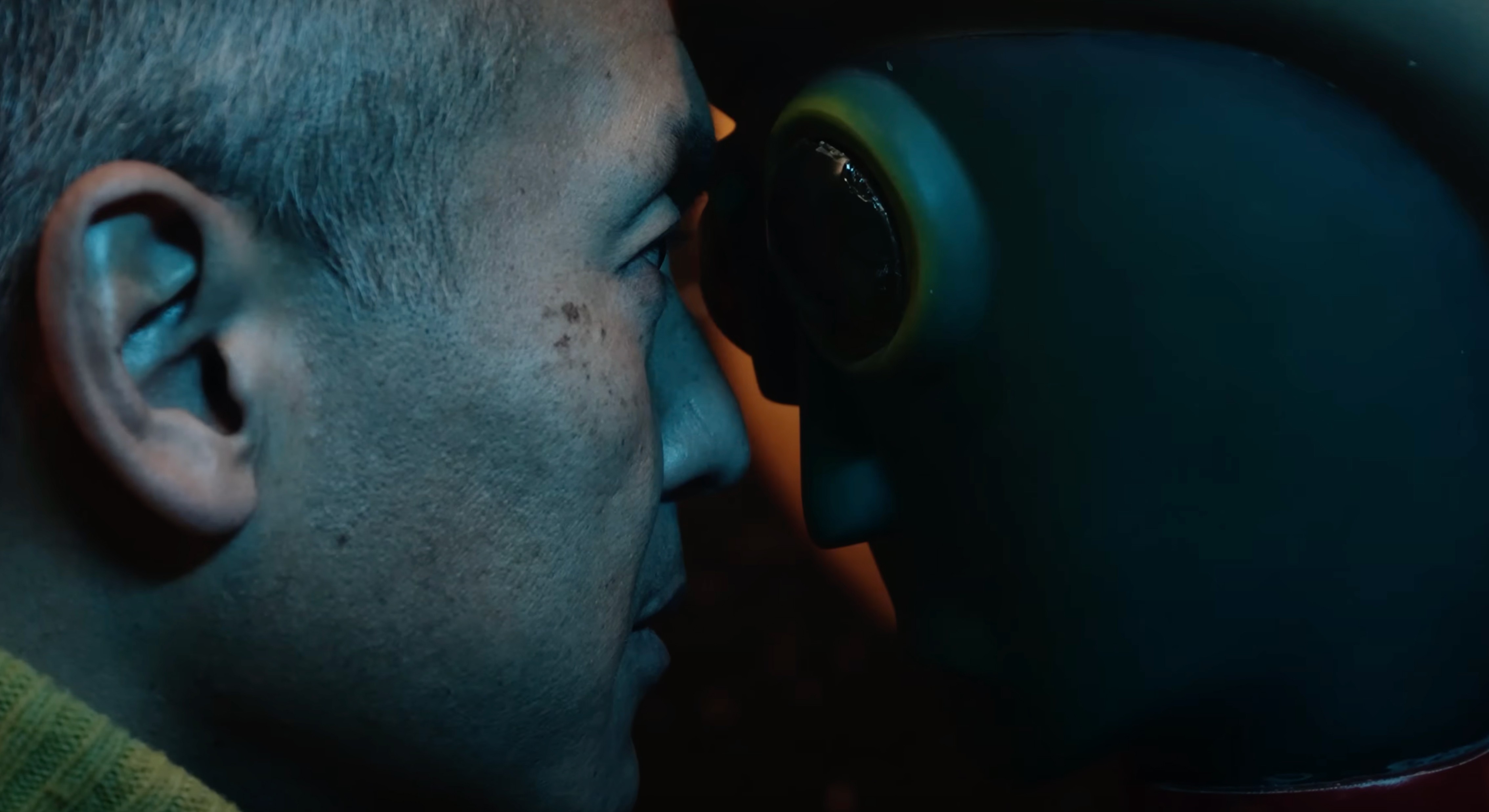 レンズ越しの男性