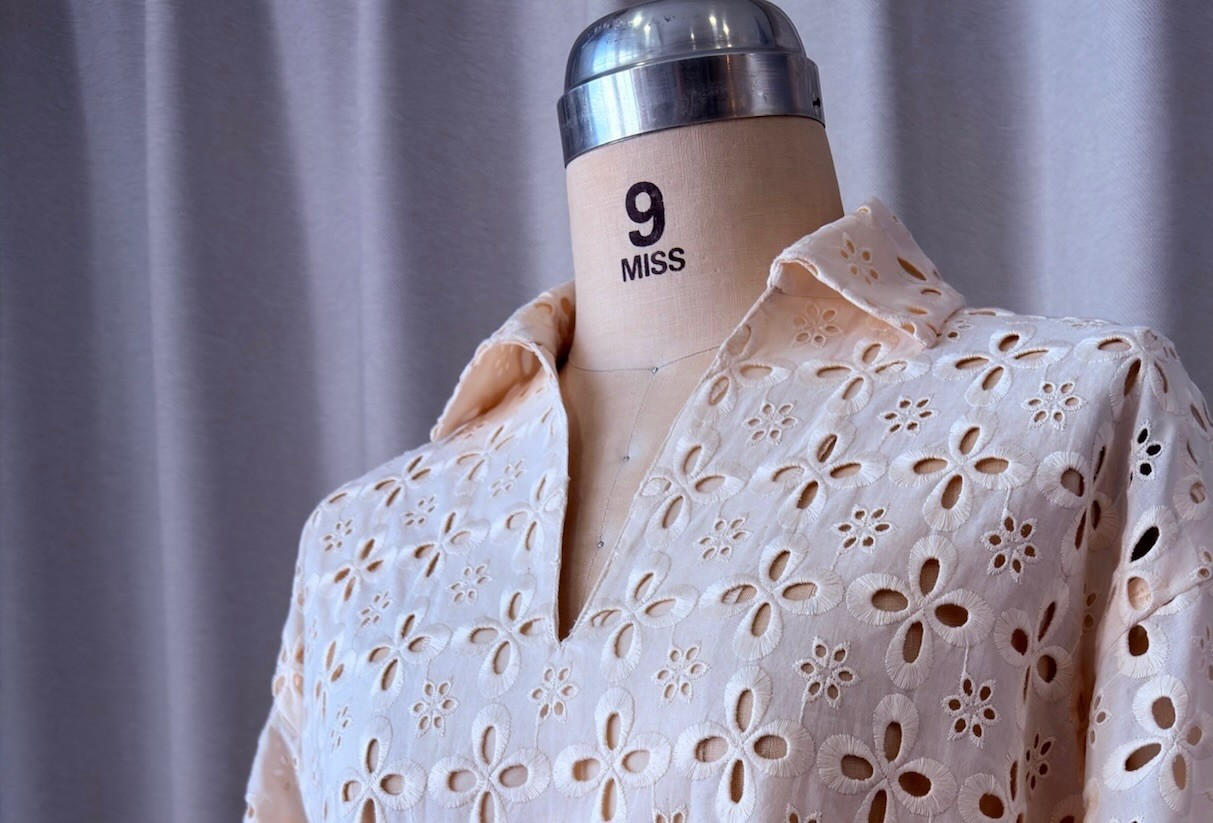 スイスコットンのカットワーク刺繍が入った開襟ブラウスの襟元｜大阪のオーダーメイド Couture de PEARL