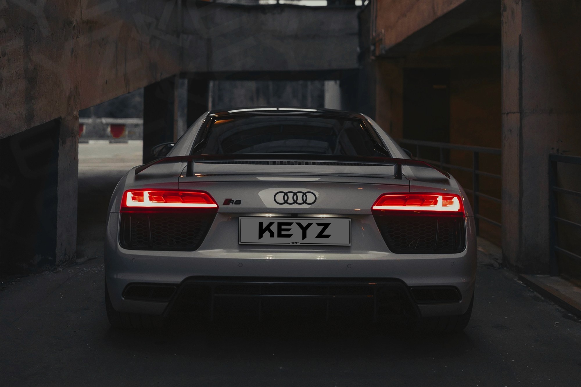 Vue extérieure arrière Audi R8 Gris – Location Supercar à Dubaï | Keyz Rent