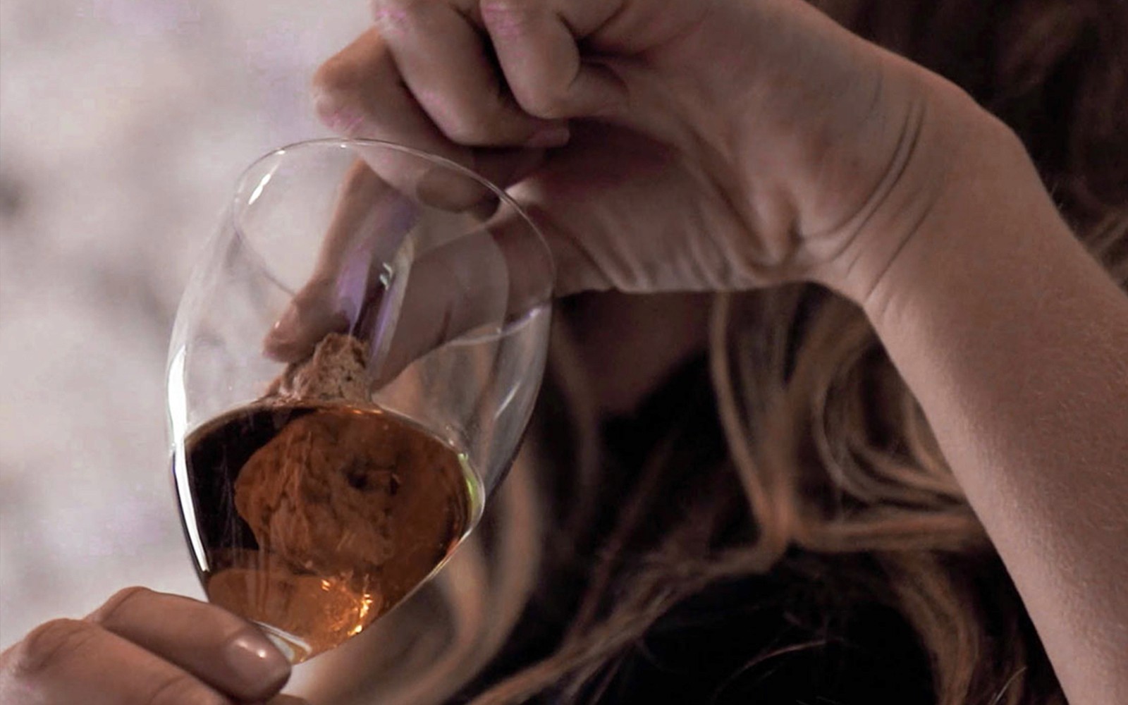 Vinekspert undersøker et glass Super Tuscan-vin under en masterclass.