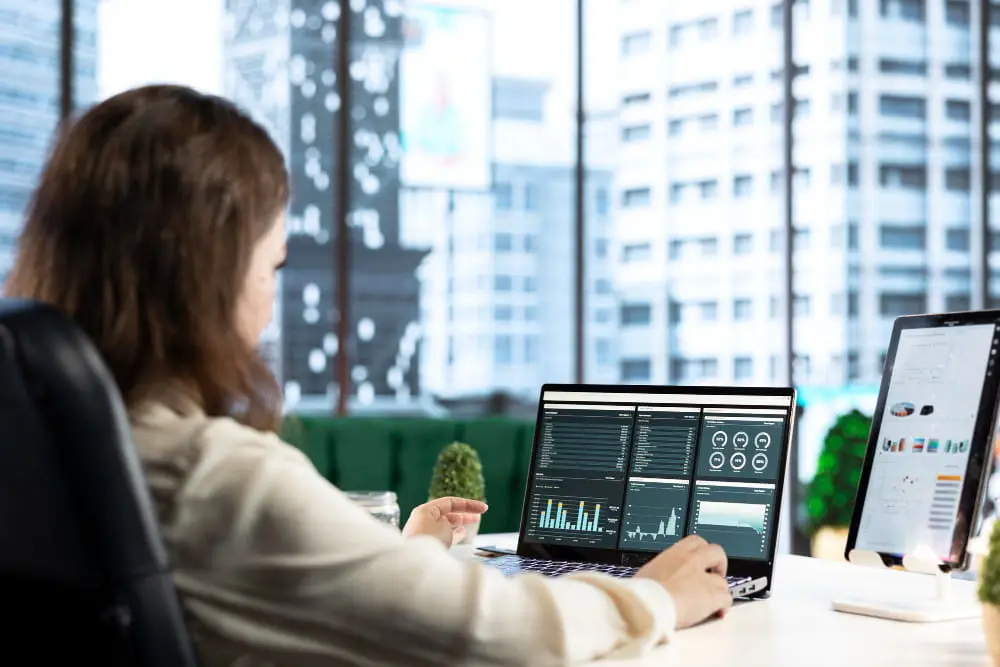 Una mujer en una oficina, utilizando IA