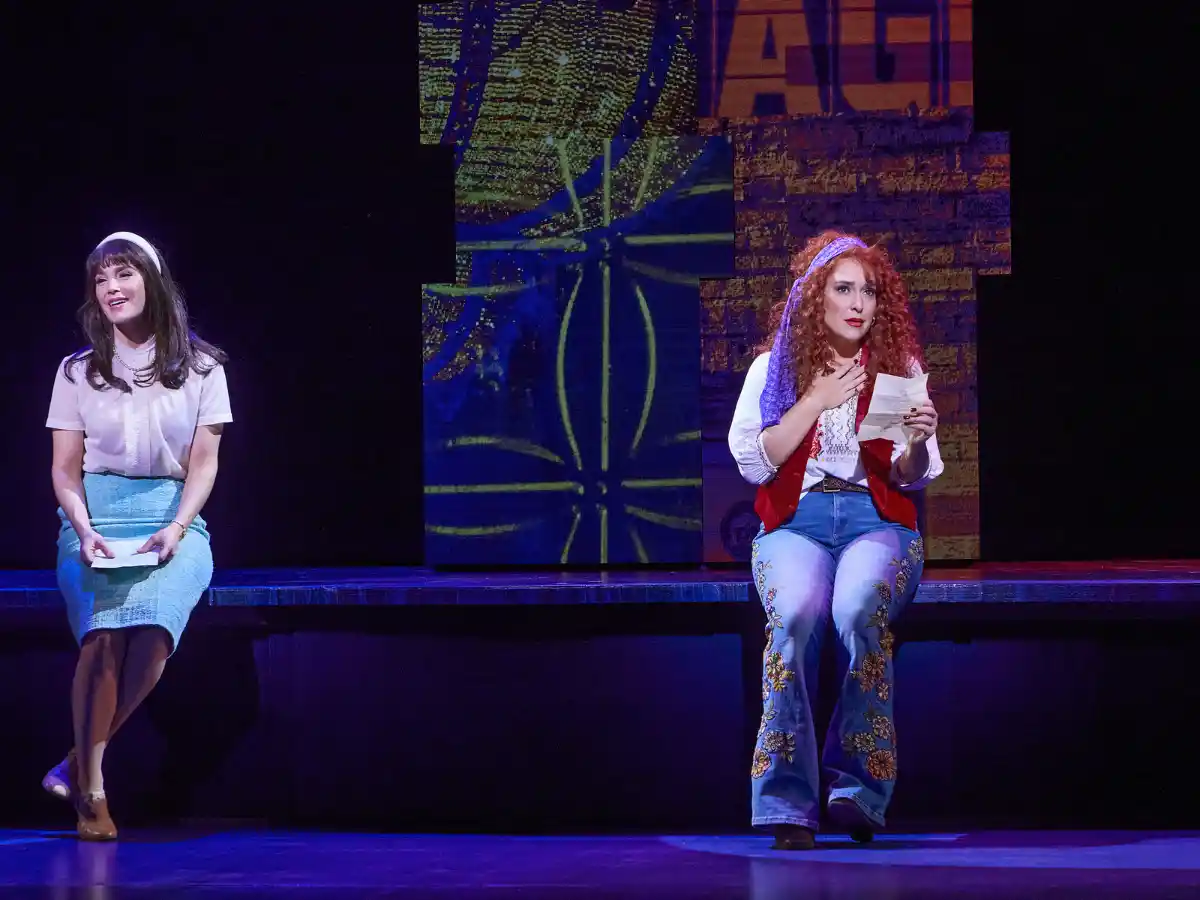 《情比姊妹深》(Beaches)全新音樂劇演員於紐約美琪大劇院的劇照