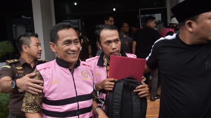 Empat tersangka kasus dugaan korupsi dana desa Sumberjaya, Kecamatan Tambun Selatan, digiring jaksa usai konferensi pers di Kantor Kejari Kabupaten Bekasi, Kamis (11/9/2025).