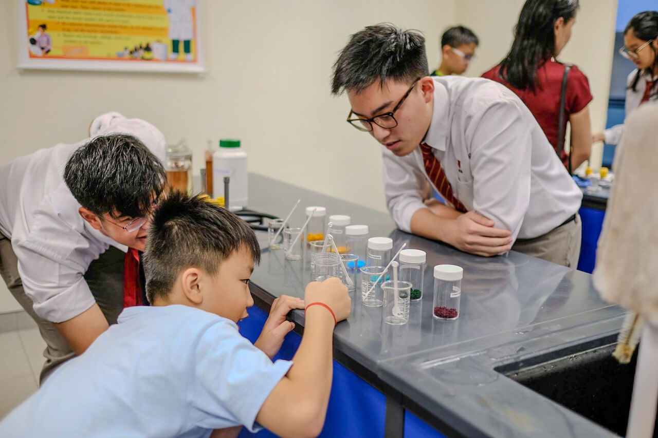 Hwa Chong International School Science Class | Singapore International School 